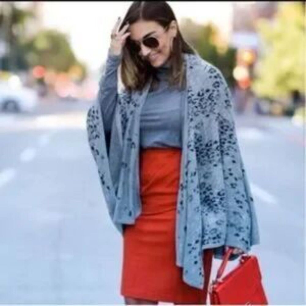 CAbi | Gigi Cape Grey Leopard Print Shawl Wrap Poncho OS Mob Wife Bohemian Chic